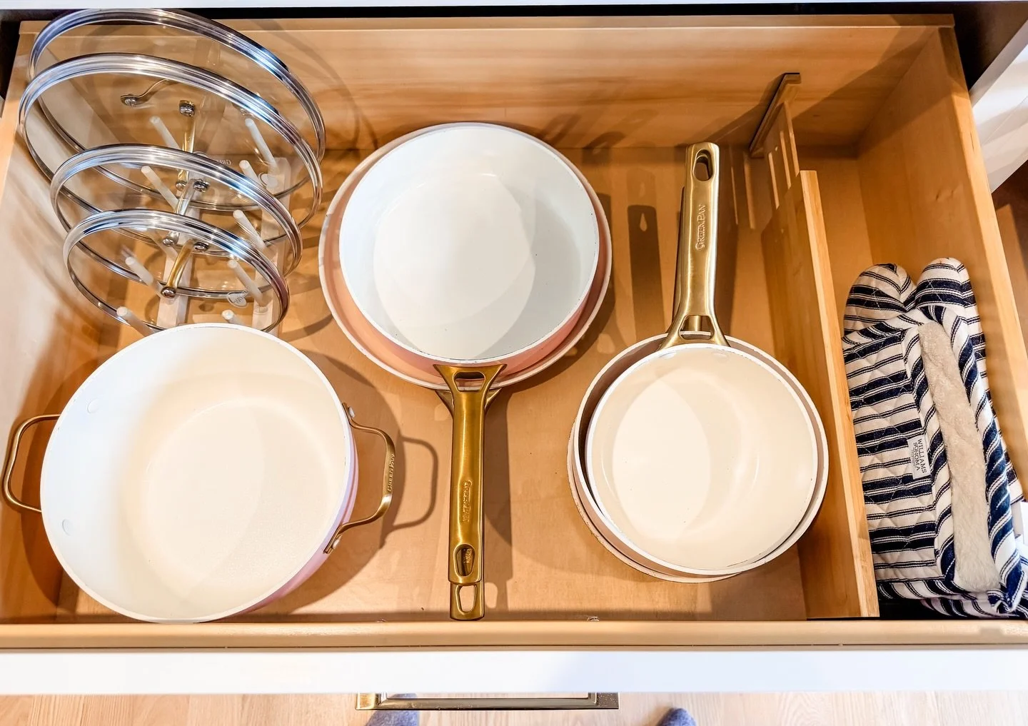 A few of our favorite #kitchen drawer products from yesterday&rsquo;s move-in project. Click on the link in comments to see what products we used to get this young family set up for success in their #newhome! 📷 @itsorganized #movein #getorganized #o