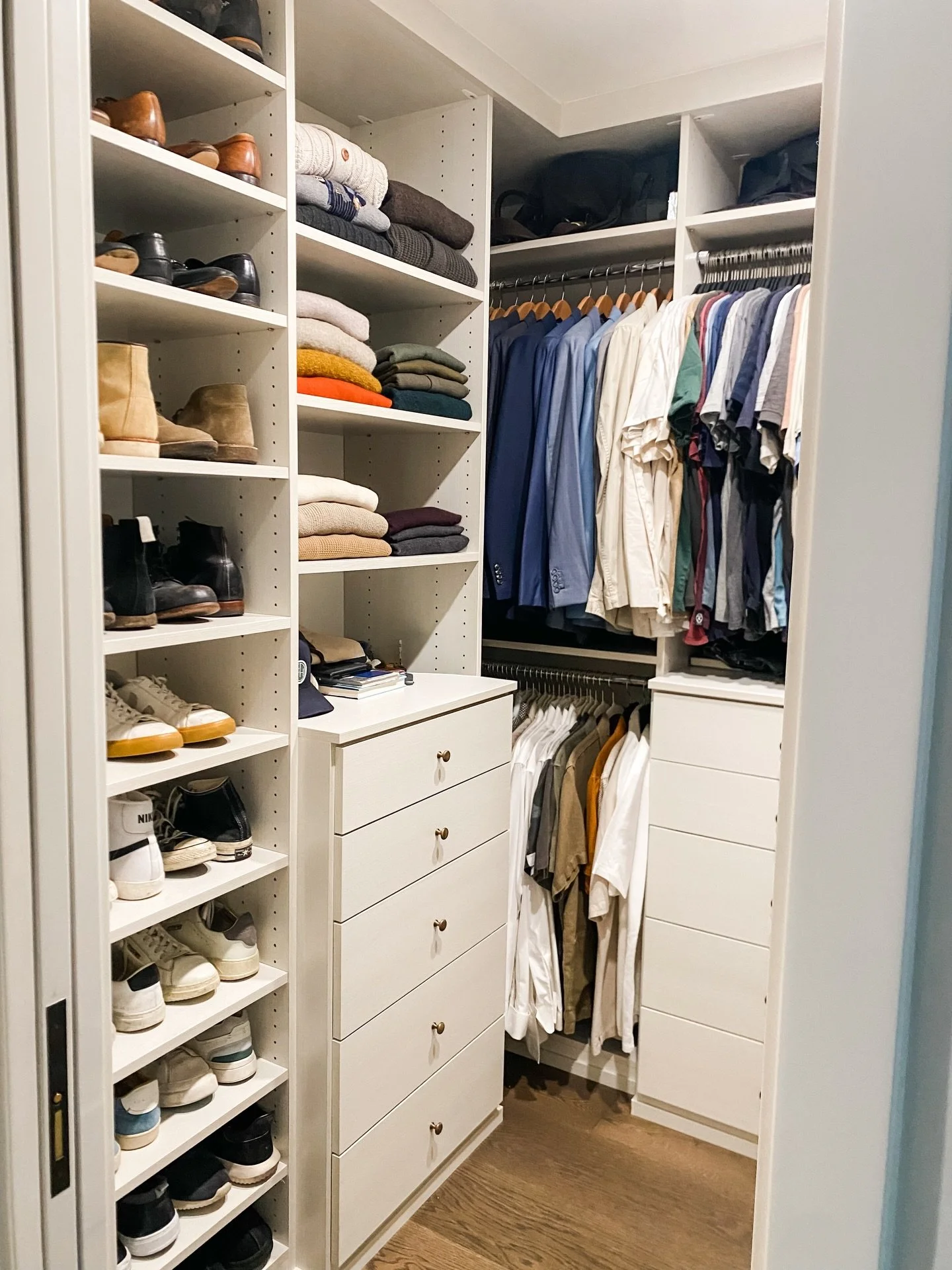 The best way to start the day is in a calm and organized space. 📷 @itsorganized #closet #closets #mastercloset #wardrobe #starttheday