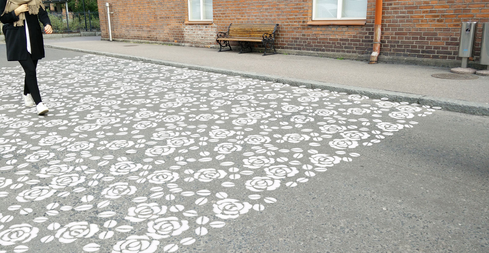 Kuvio pohjaa perinteiseen ruusukirjontamalliin. Kuten kirjontakuviot ovat kankaasta koholla, myös suojatiemassalla toteutettu pitsikuvio olisi koholla asfaltin pinnasta. Visualisointi teoksen ilmeestä.