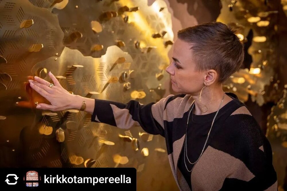 Posted @withregram &bull; @kirkkotampereella I Aleksanterin kirkon kastepuu on kasvanut ja saanut lehti&auml; &ndash; puun lehv&auml;st&ouml;&ouml;n on kiinnitetty adventtivuoden aikana 142 messinkist&auml; lehte&auml;, joissa on kastetun nimi.

Kuva