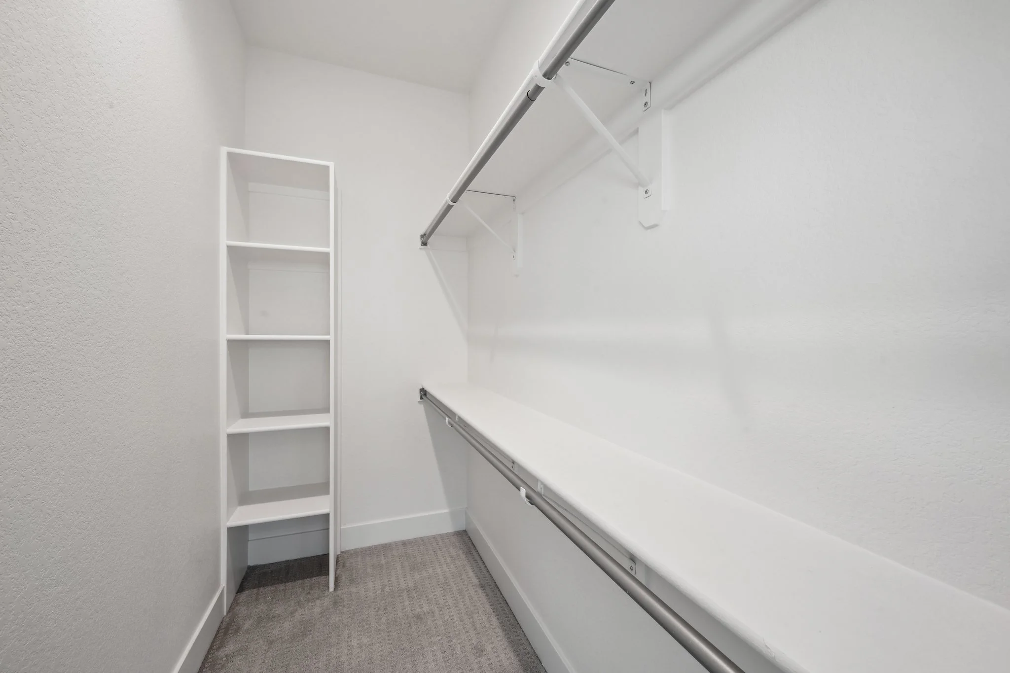 012 Wal in Closet.jpg