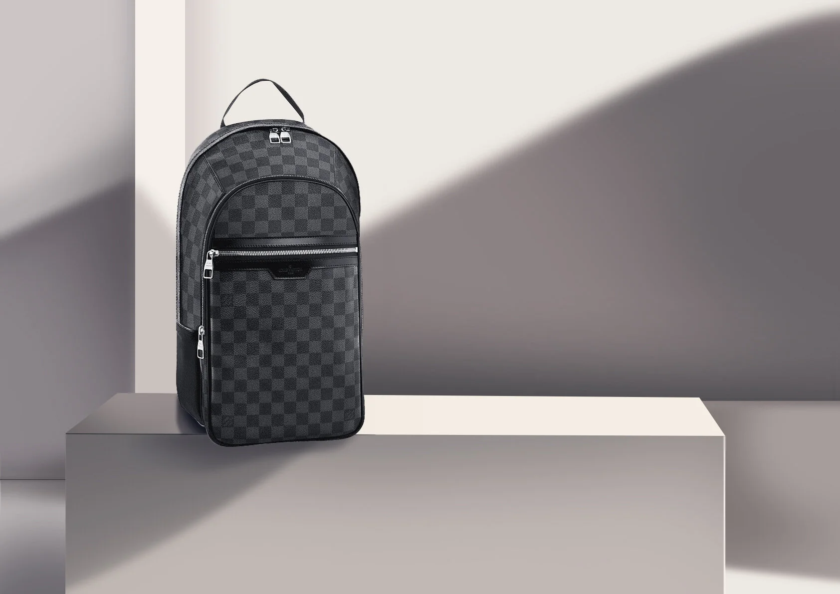 5.5_LV_black_bag_3.jpg