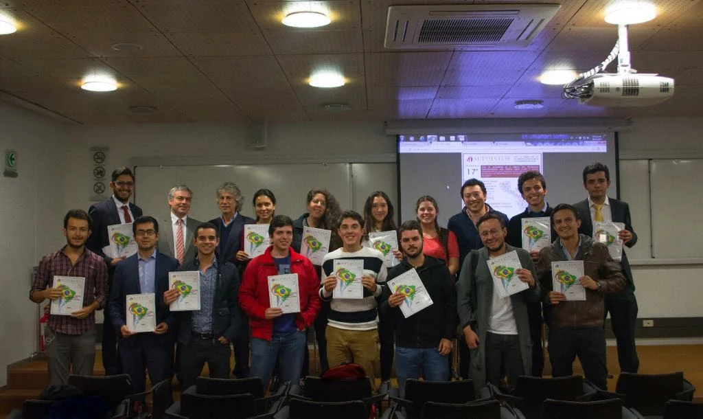 Miembros del equipo SUPUESTOS 2017-2 acompañados por los panelistas del foro sobre Perspectivas Macroeconómicas.