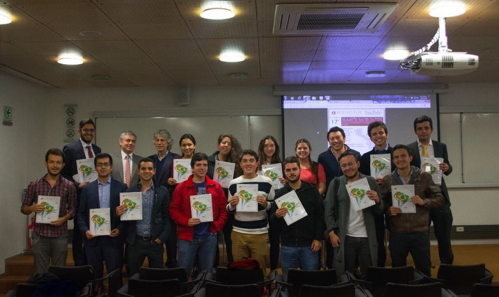Miembros del equipo SUPUESTOS 2017-2 acompañados por los panelistas del foro sobre Perspectivas Macroeconómicas.