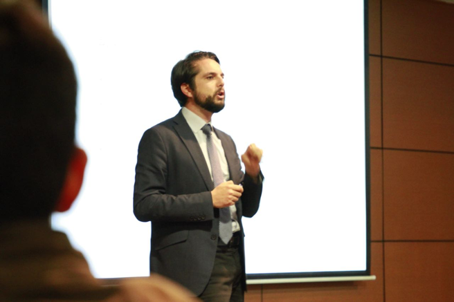 El profesor Hessel. Fuente: Escuela de Gobierno