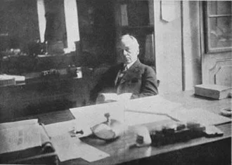 Kemmerer en su oficina del recientemente inaugurado Banco de la República. Fuente: Banrep Cultural. 2018. La Misión Kemmerer. Credencial histórica No. 184.