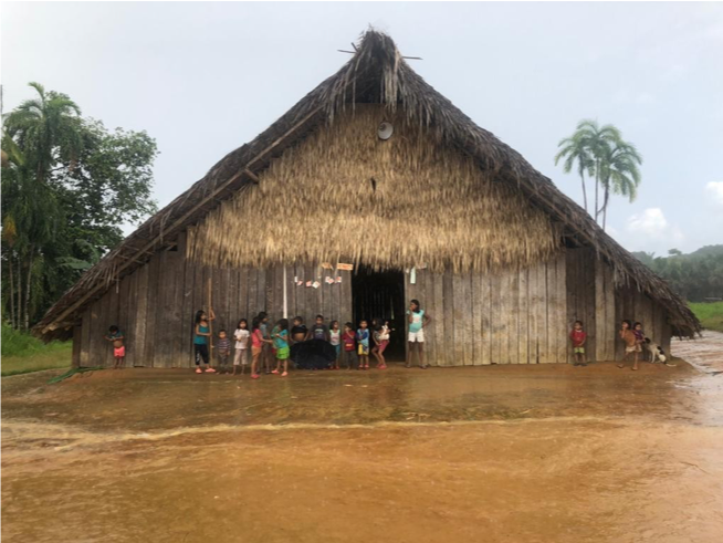  Niños indígenas cubeo, barasana, desana y siona escampando las fuertes lluvias. Bocas del Yí, Vaupés. 