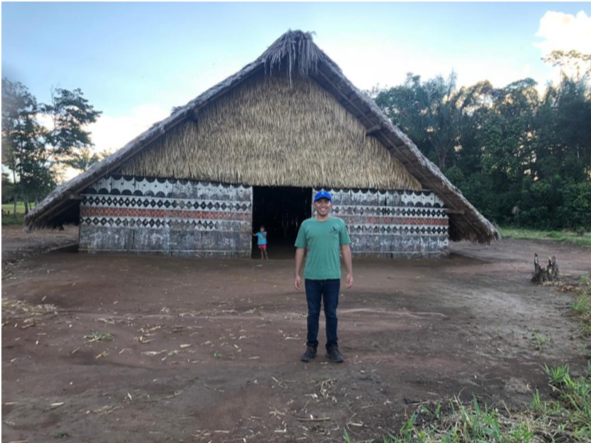  El escritor de la columna muy feliz por estar siendo retratado enfrente de la gran maloka indígena. Puerto Inayá, Vaupés 