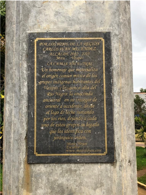  Leyenda de la estatua: “LA CANOA ANCESTRAL: Un homenaje que materializa el origen común mítico de los grupos indígenas habitantes del Vaupés y la cuenca alta del Río Negro: la anaconda ancestral en su trasegar de oriente a occidente desde el lago de