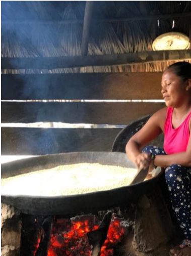  Mujer yurutí cocinando yuca brava 