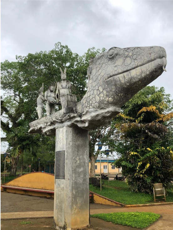  Estatua de pueblos indígenas sobre la Anaconda Ancestral. Plaza Principal de Mitú, Vaupés. 