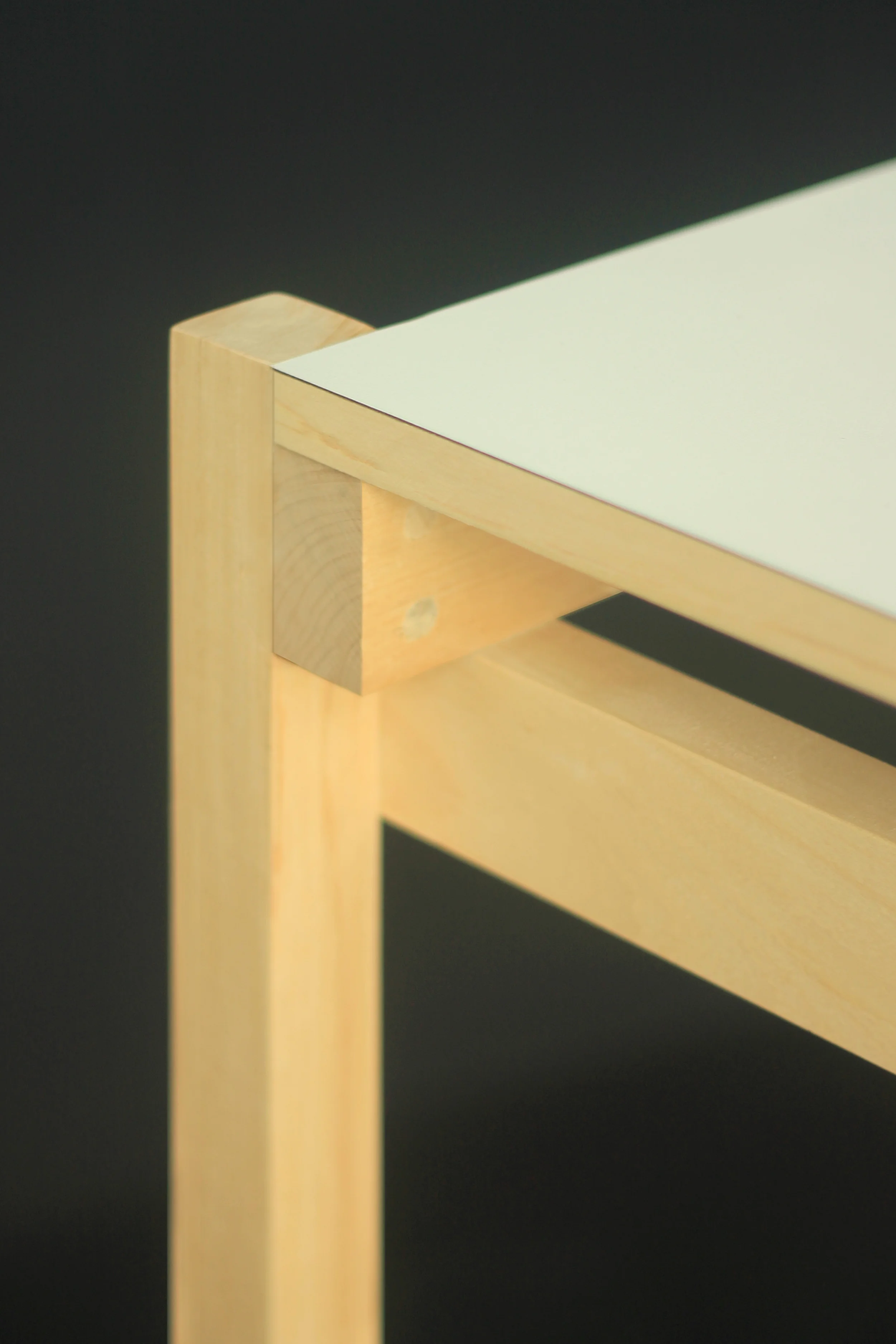 MM1700 | MM2000 Estructura de madera maciza de guatambú. Sistema de ensamble con bandeja intermedia. Dimensiones: - 1700 x 850 x 600 - 2000 x 850 x 700 Material de tabla: mármol/vidrio/formica