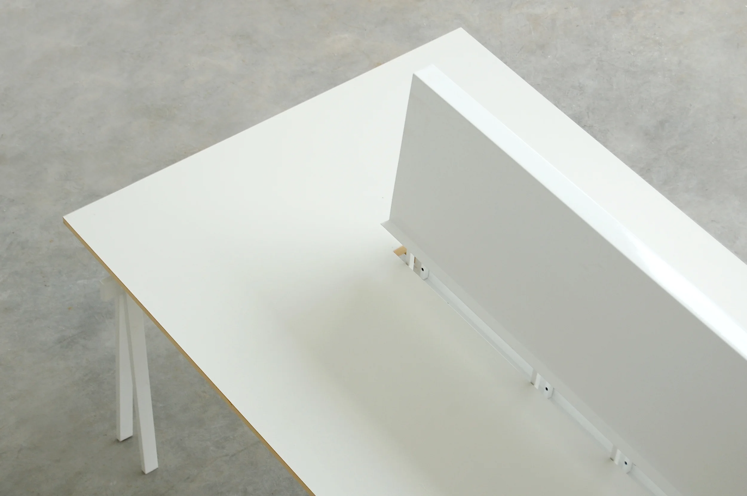 MC 2200 Estructura metálica con vigas de madera maciza de guatambú. Sistema de ensamble con bandeja intermedia. Dimensiones: - 2200 x 850 x 1200 Material de tabla: formica/madera natural
