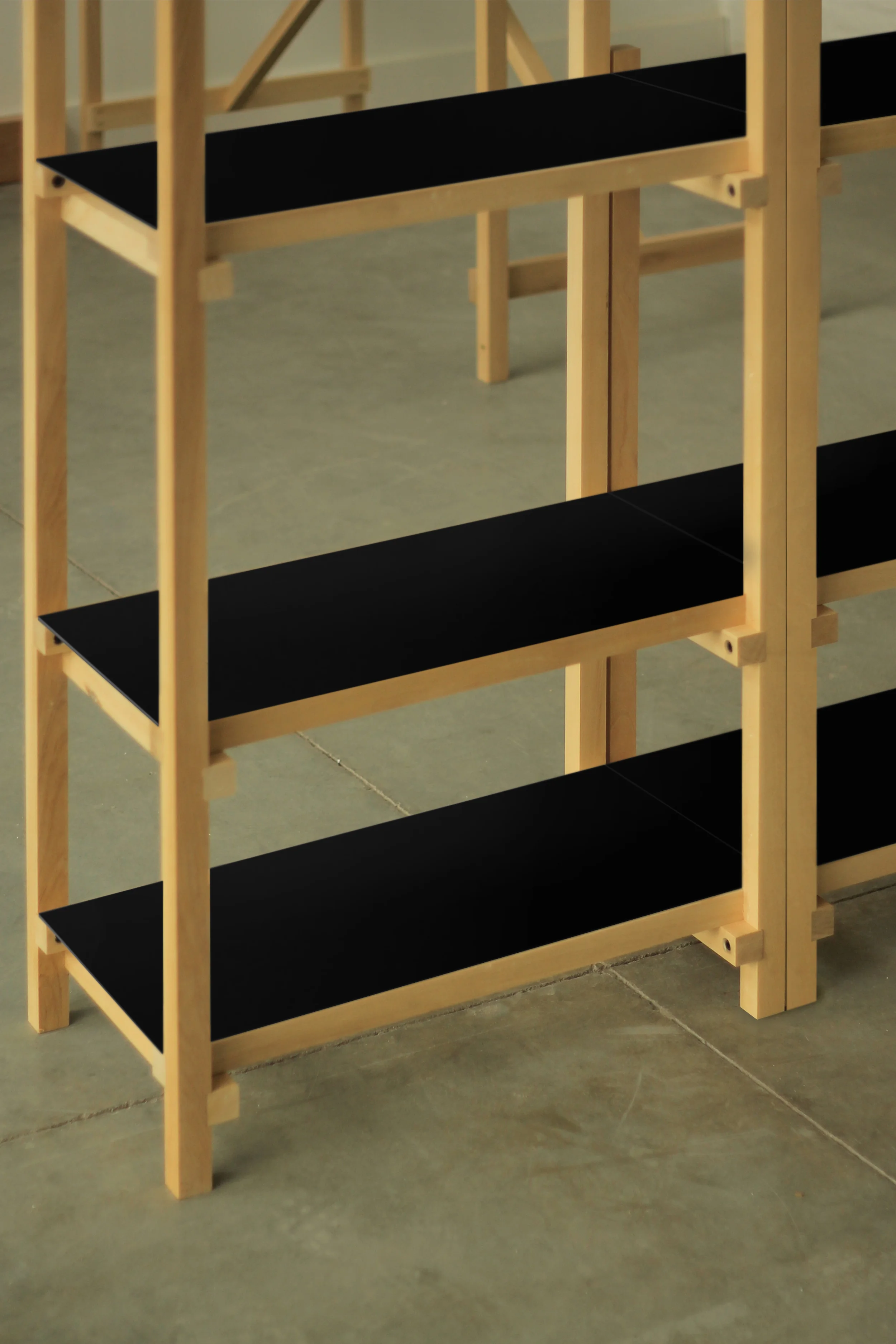 EM450 | EM900 | EM1800 Estructura de madera maciza de guatambú. Sistema de ensamble. Dimensiones: - 450 x 600 x 350 - 900 x 600 x 350 - 1800 x 600 x 350 Material de tabla: chapa3mm