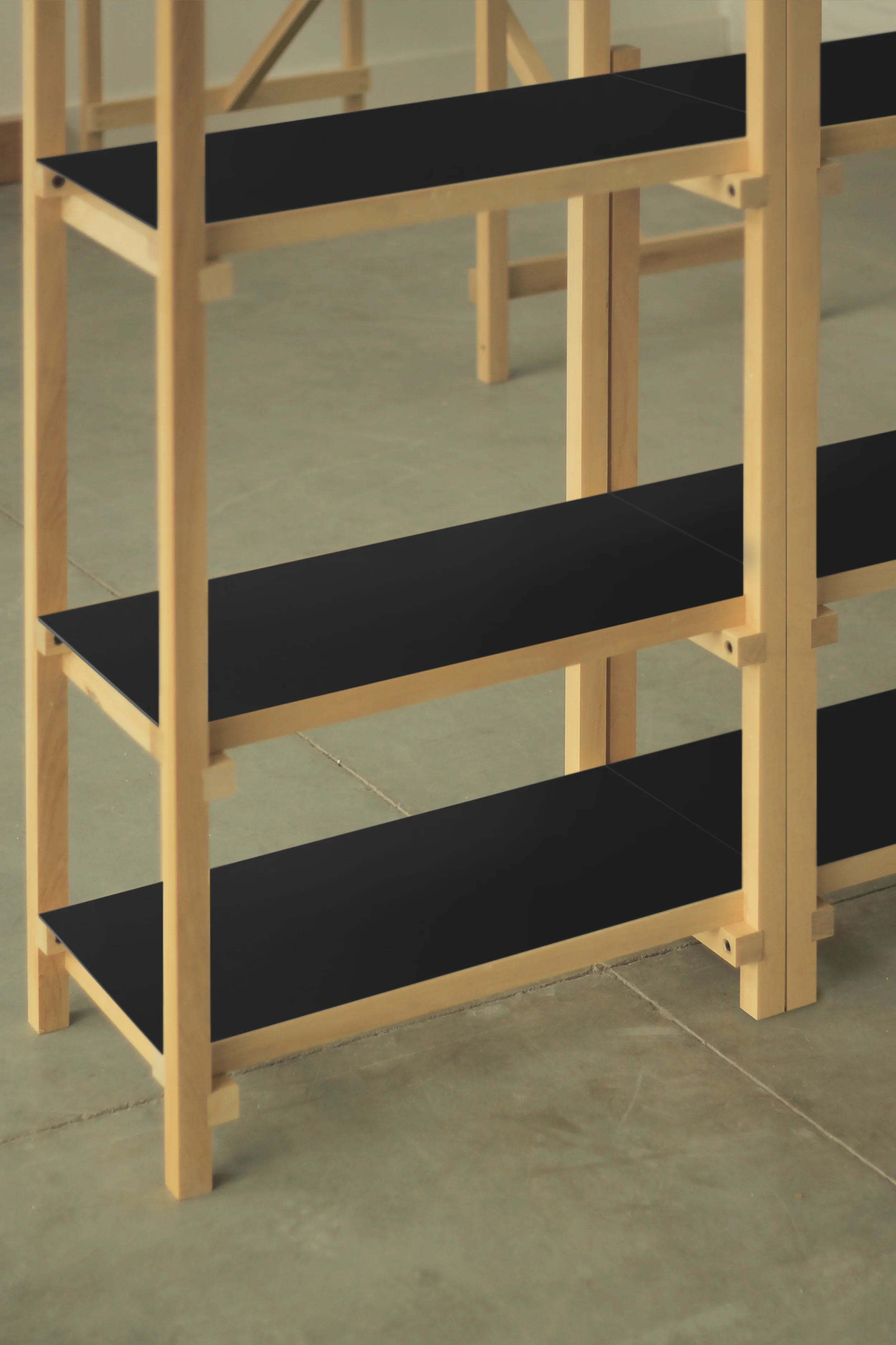 EM450 | EM900 | EM1800 Estructura de madera maciza de guatambú. Sistema de ensamble. Valores: - 450 x 600 x 350 $3450.- + I.V.A. - 900 x 600 x 350 $3950.- + I.V.A. - 1800 x 600 x 350 $4680.- + I.V.A. Material de tabla: chapa2mm