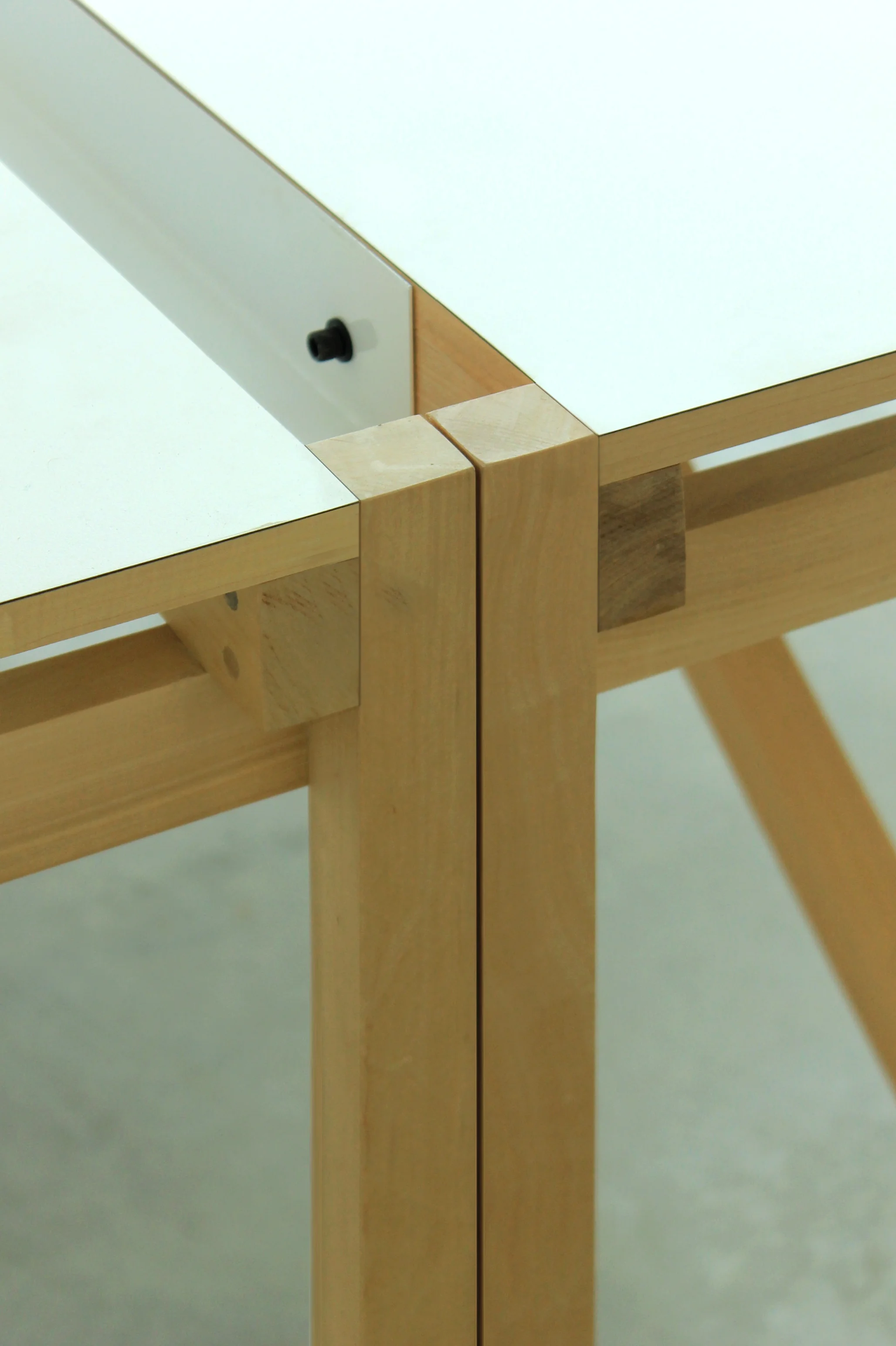 MM1700 | MM2000 Estructura de madera maciza de guatambú. Sistema de ensamble con bandeja intermedia. Dimensiones: - 1700 x 850 x 600 Valor $16640-. + I.V.A. - 2000 x 850 x 700 Valor $18720-. + I.V.A. Material de tabla: mármol/vidrio/formica