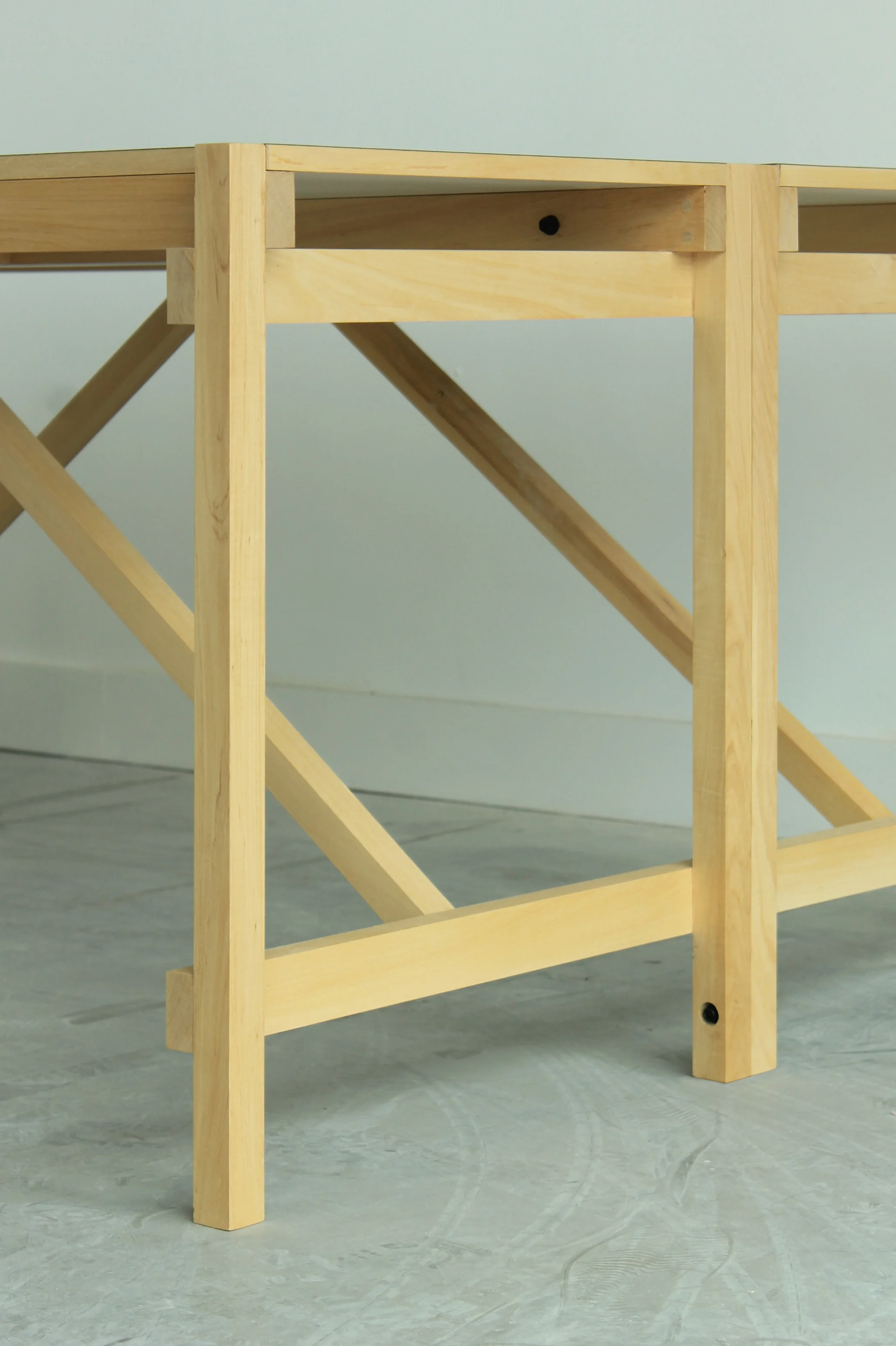 MM1700 | MM2000 Estructura de madera maciza de guatambú. Sistema de ensamble con bandeja intermedia. Dimensiones: - 1700 x 850 x 600 Valor $16640-. + I.V.A. - 2000 x 850 x 700 Valor $18720-. + I.V.A. Material de tabla: mármol/vidrio/formica