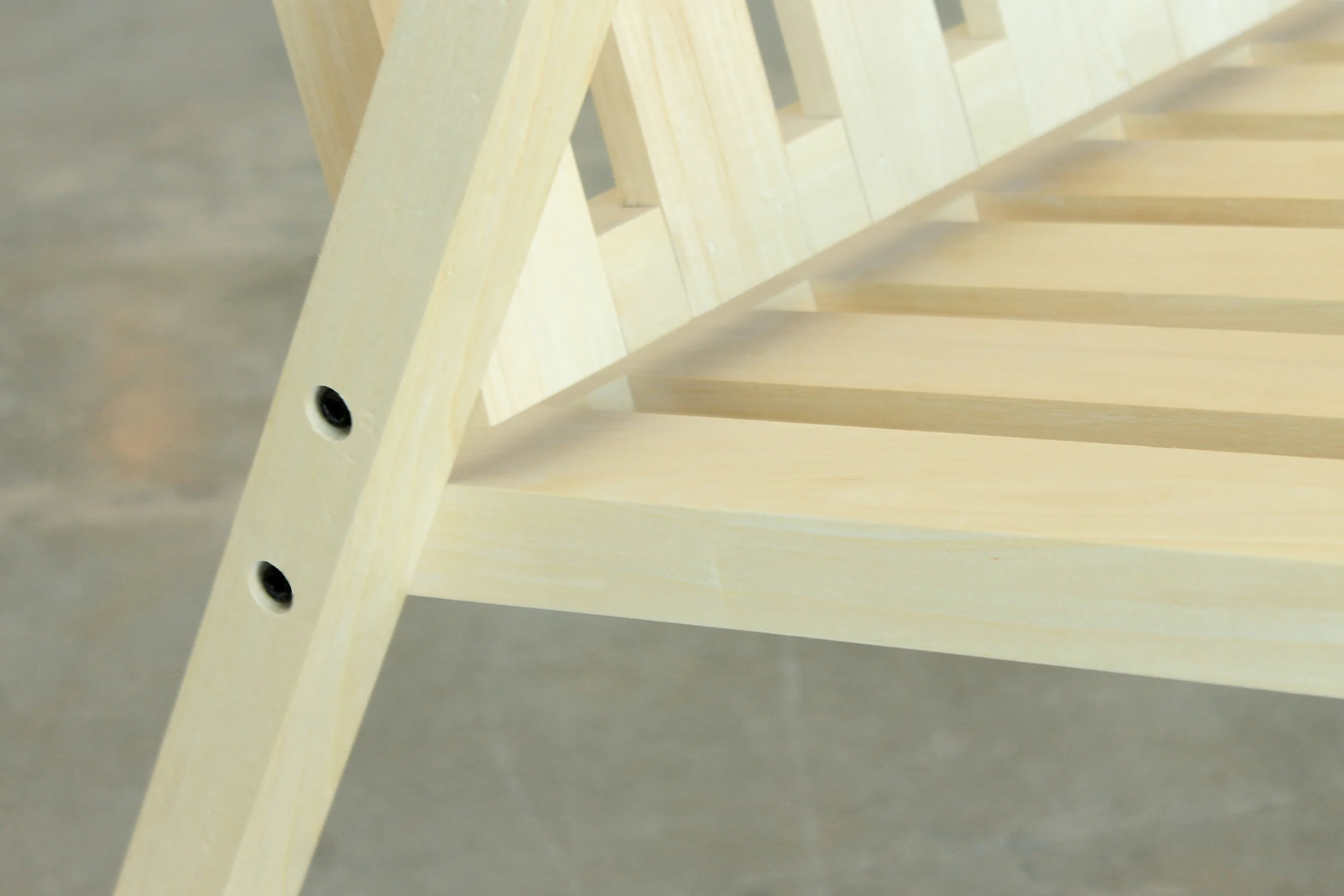 S2 Madera maciza de guatambú. Estructura abulonada ensamblable. Dimensiones: - 1400 x 600 x 500 Valor $8320.- + I.V.A. Terminación: lustre de cera natural