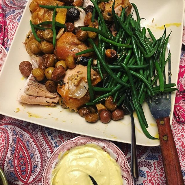 When your friend's dinner sounds so delicious you shamelessly copy her menu the following night? Thanks @lenoiratx . #roastchickenandpotatoes #aioli #oldschool
