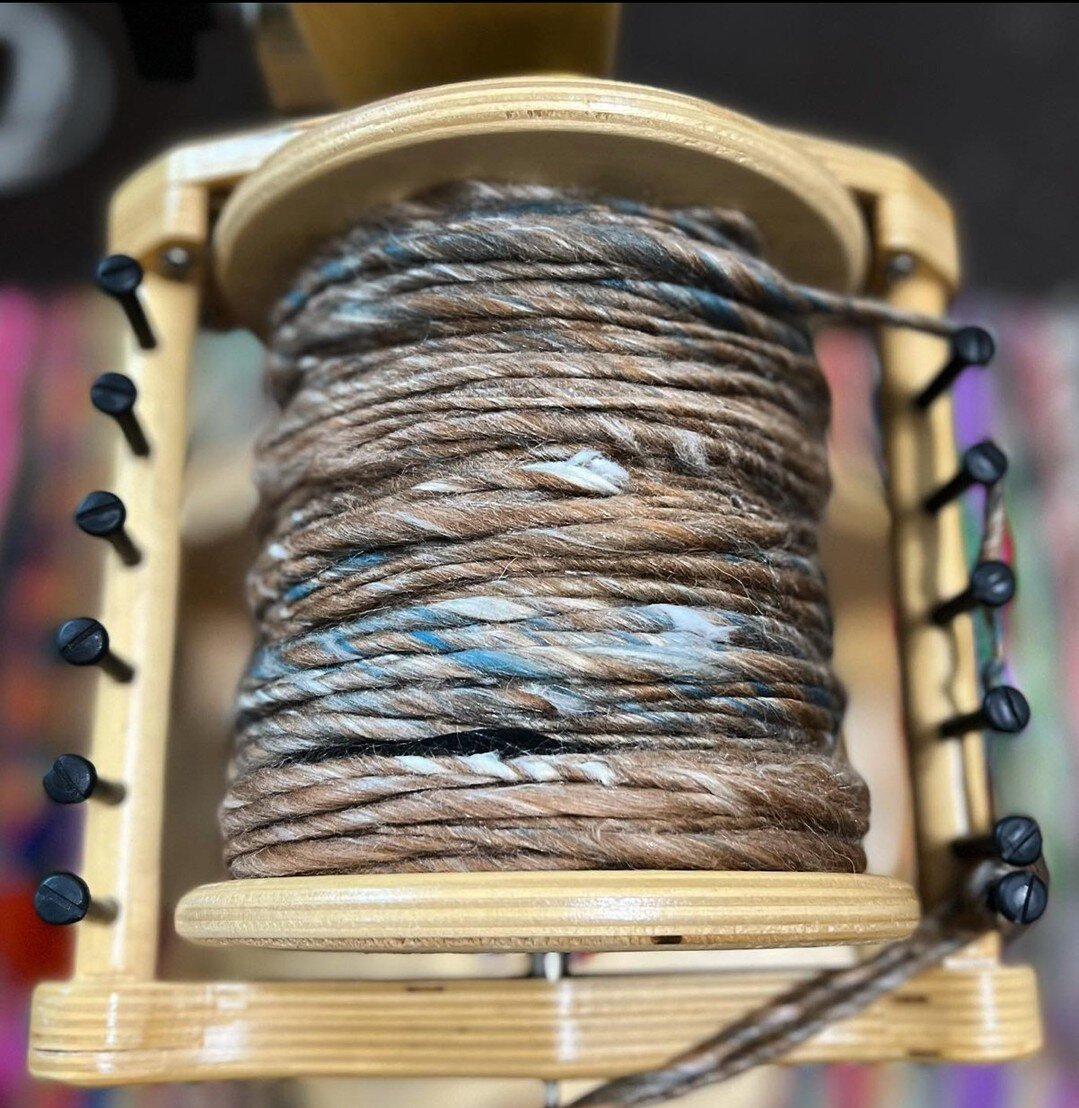 Fall colors are in the air over at @cocoon_homespun ⁣
⁣
cocoon_homespun⁣
Working on that rustic spin for a custom sweater. That&rsquo;s a 16oz bobbin. ⁣
.⁣
#spinolutionbullfrog #spinolution @spinolution #handspunyarn #cocoonhomespun #spinnersofinstag