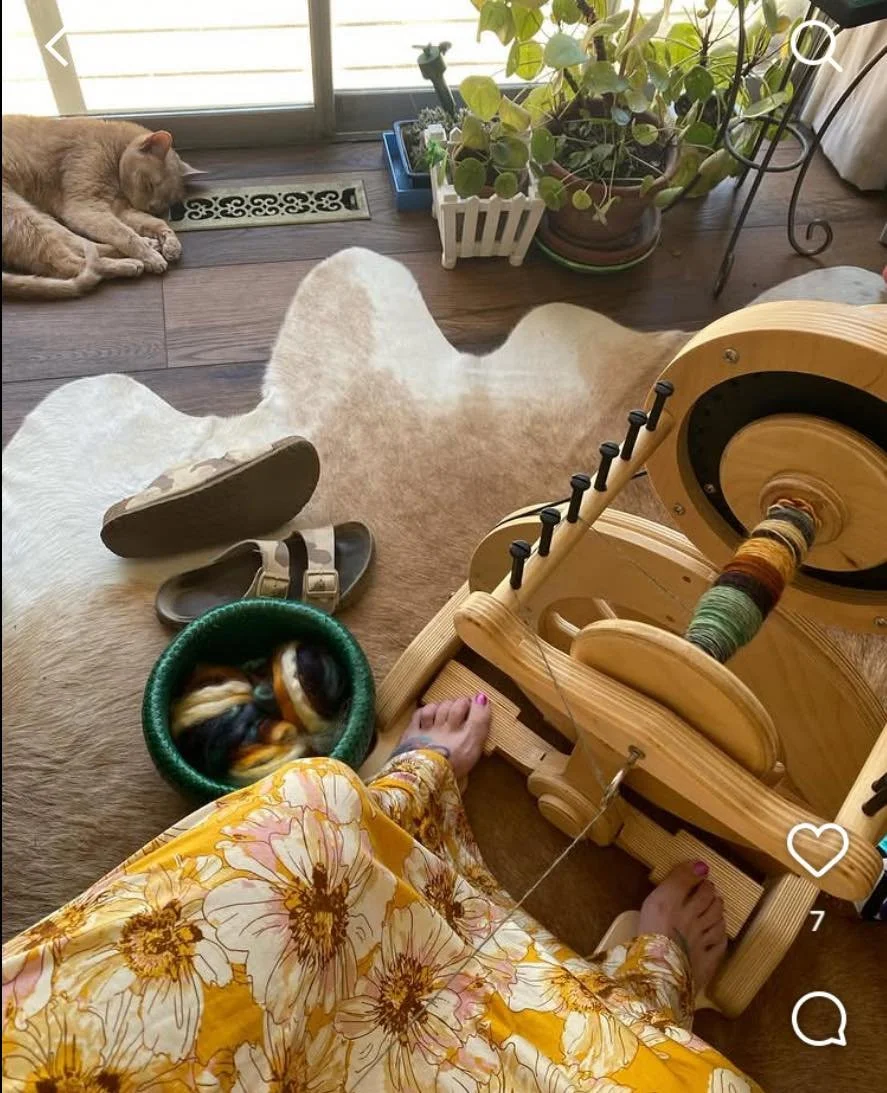 We agree @altglamkrista the vibes are exceptional  #spinnersofinstagram #makingyarn #spinningyarn