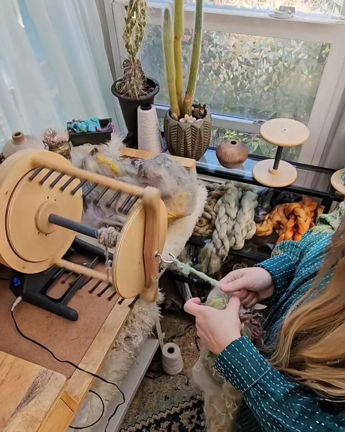 What an amazing creative space. Learn about all things fiber arts with Nouveaux Horizons #spinningyarns #artyarnspinning #artyarn #makingyarn #spinnersofinstagram2017