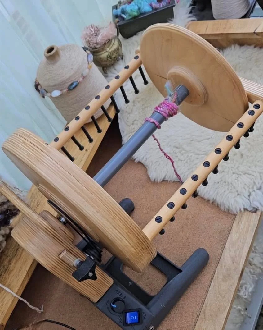 Interesting new possibilities as seen in the @neauveau studio. Check out her post to learn more.  #spinningyarnfromwool #spinningyarns #artyarn