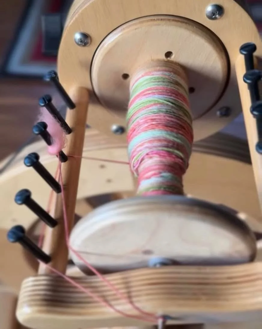 What a beautiful spin from @rachelmpost ! The colors are fantastic , thanks for spinning with us.