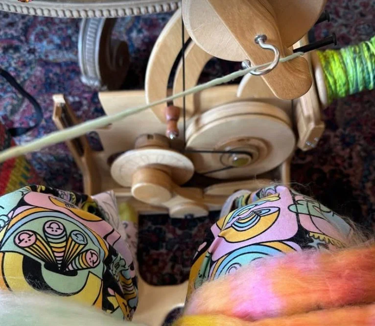 Fun colors all around with @girlwithahook  Check out more on her profile. #spinningyarnfromwool #spinningyarn #artyarn