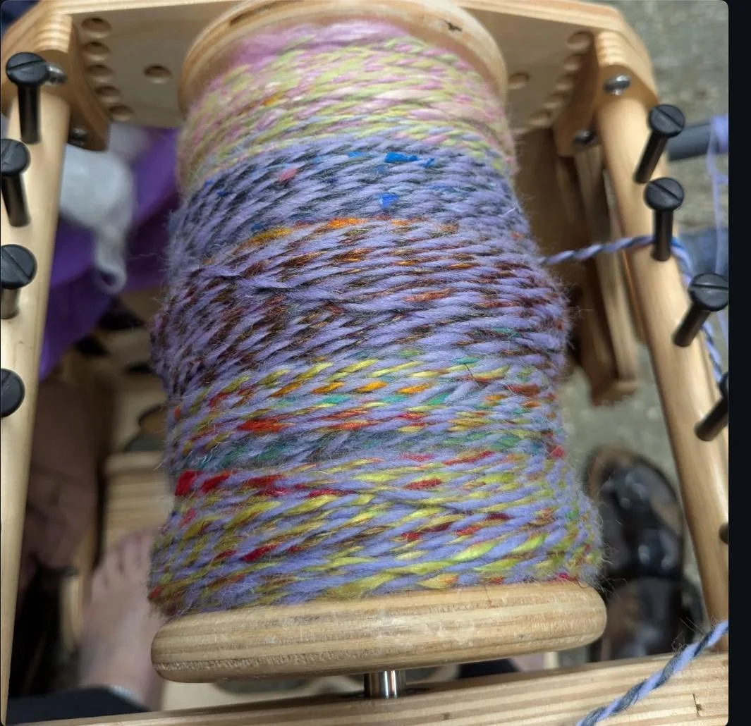 We love a good odds and ins bobbin @tineandfloyd they always make for the most interesting yarns!
 thanks for spinning with us.  #spinningyarnfromwool #spinningyarns #spinningyarn #makingyarn #spinnersofinstagram