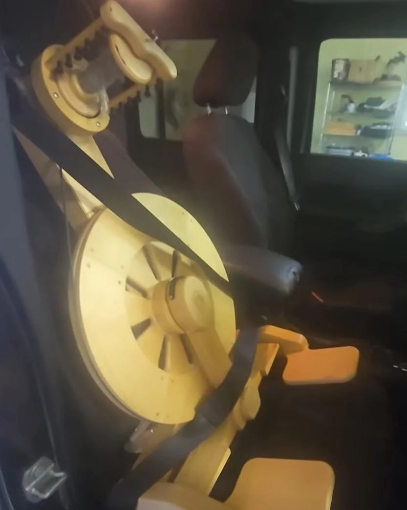 An echo all buckled up and ready to have an adventure with dealer @tailspinfarm !  #spinningyarnfromwool #spinningyarns #spinningyarn #makingyarn