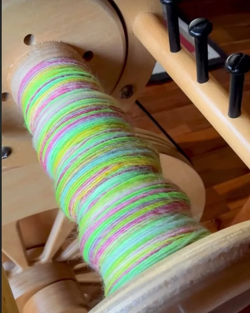 What a gorgeous spin from @rachelmpost ! I just love these colors. Thanks for sharing your spin with us.  #fineyarns #spinningyarnfromwool #spinnersofinstagram