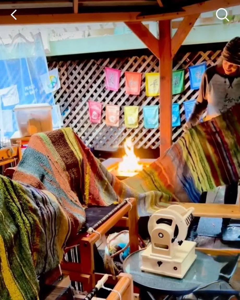 Our electric firefly in the middle of a beautiful creative fiber arts studio with dealer @saorisantacruz  #spinningyarnfromwool #spinningyarn #artyarn #artyarnspinning