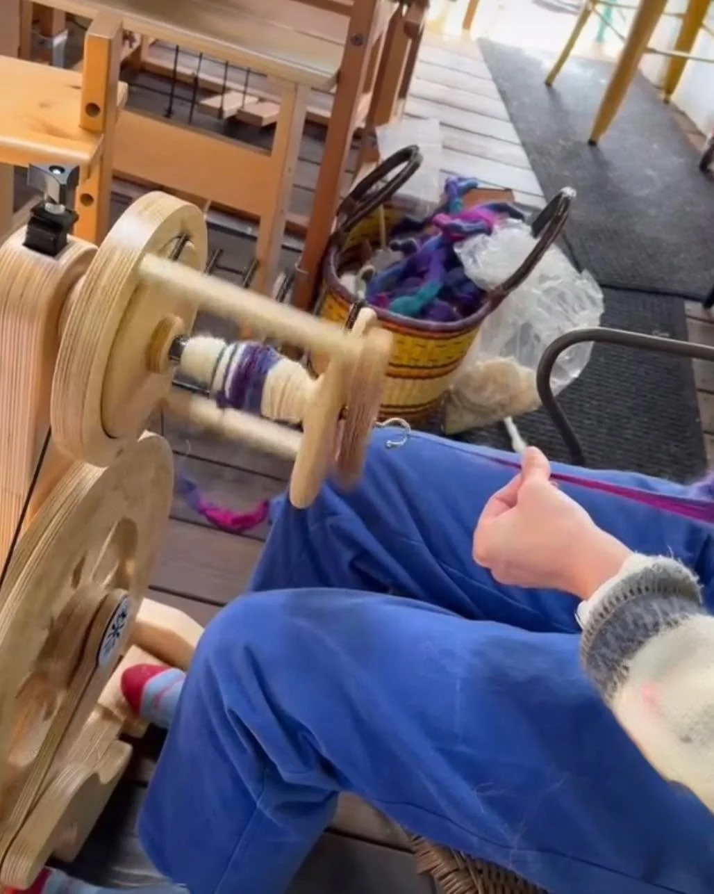 First time spinning lessons with @saorisantacruz ! See the full video and learn about your own spinning lessons at her profile.  #fiberartistsofinstagram #yarnmaking #fiberartist #handspun #AmericanMade #spinningfiber #FiberArtLove