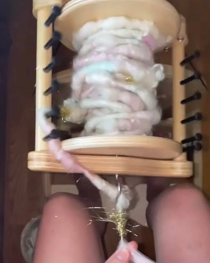 You&rsquo;ve got to check out this whole time lapse real art yarn spin from @willowandrosebud ❤️ #artyarn #artyarnspinning #makingyarn #spinnersofinstagram