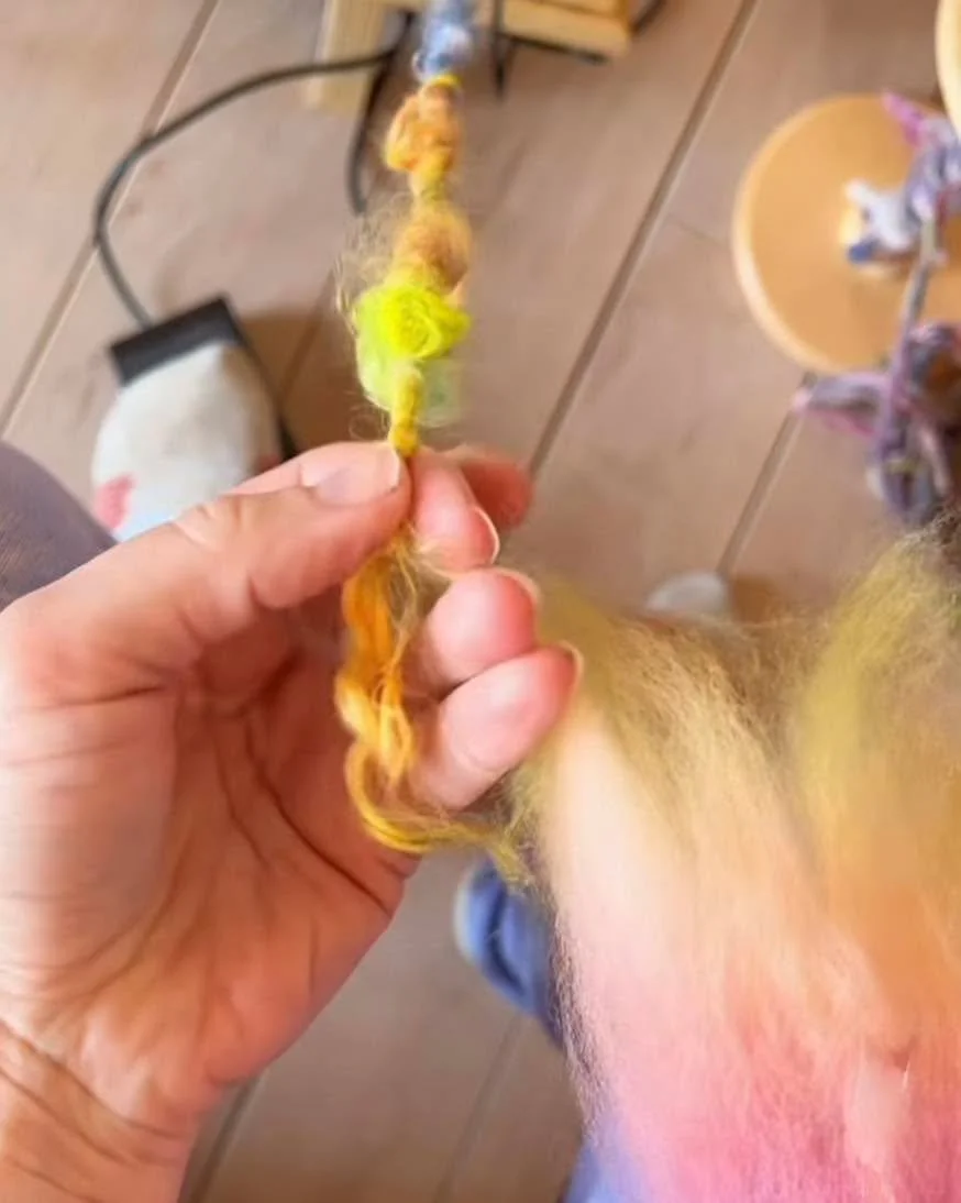 @mynoushart Im obsessed with this beautiful textured yarn ! We love getting to show off the versatility of the electric firefly ! #spinningyarns #artyarn #artyarnspinning #makingyarn