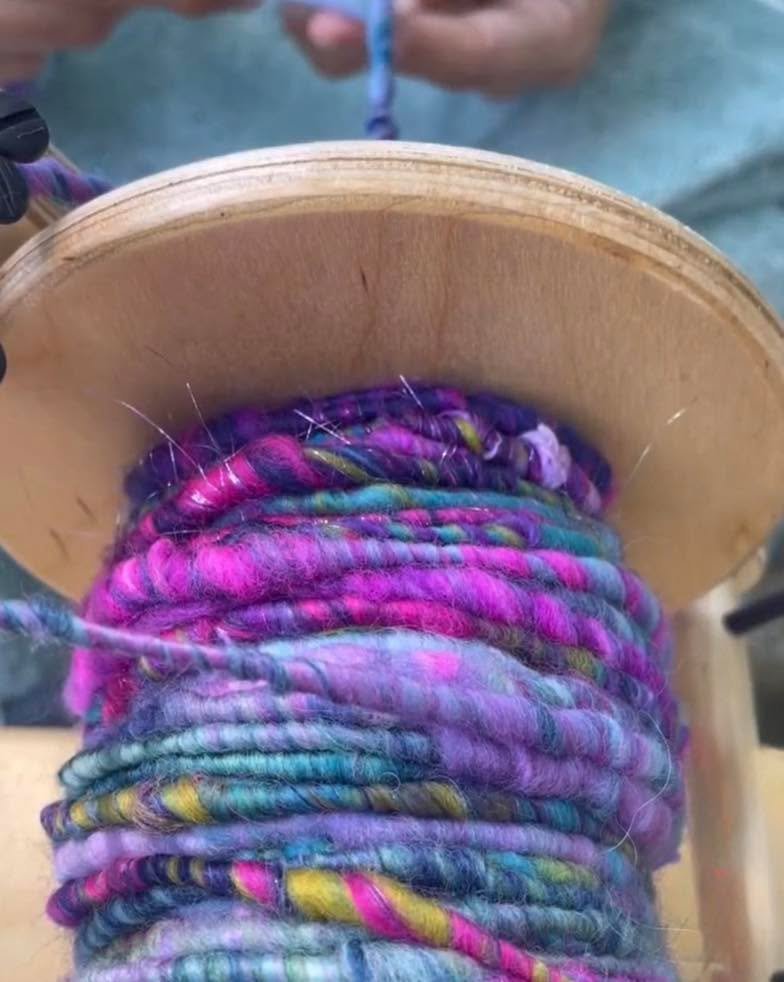 These colors are gorgeous ! Thanks for sharing your lovely spin with us. @kathyadlerpeaceofmyart #makingyarn #artyarnspinning #artyarn #spinningyarn