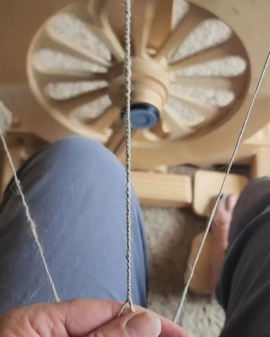 Always beautiful spinning and videos from @tailspinfarm  #fineyarn #makingyarn #spinnersofinstagram #spinningyarns
