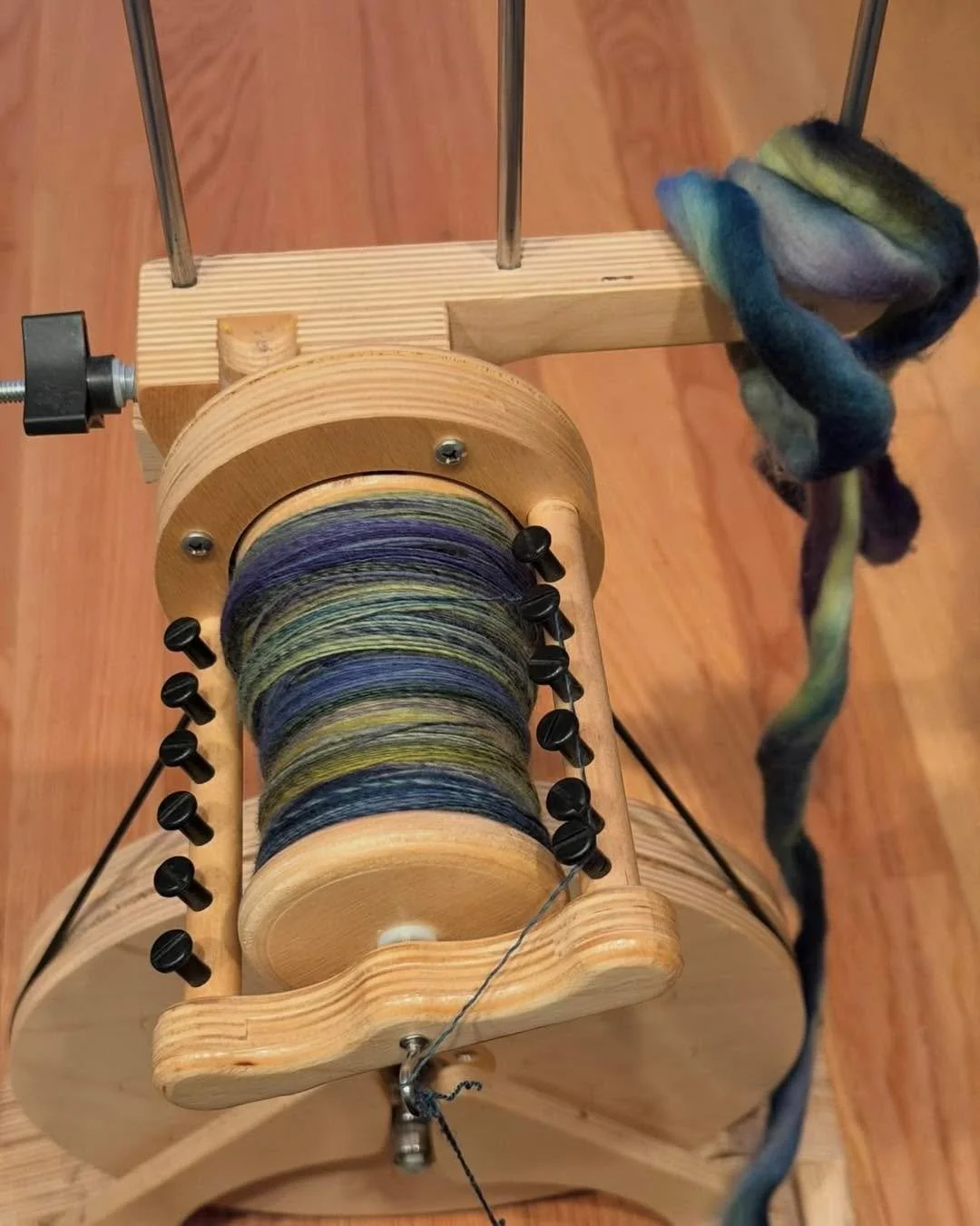 What beautiful yarn on your pollywog ! Thanks for sharing. ❤️ havingaknitfit  #fineyarns #spinningyarnfromwool #spinningyarns #makingyarn #spinnersofinstagram