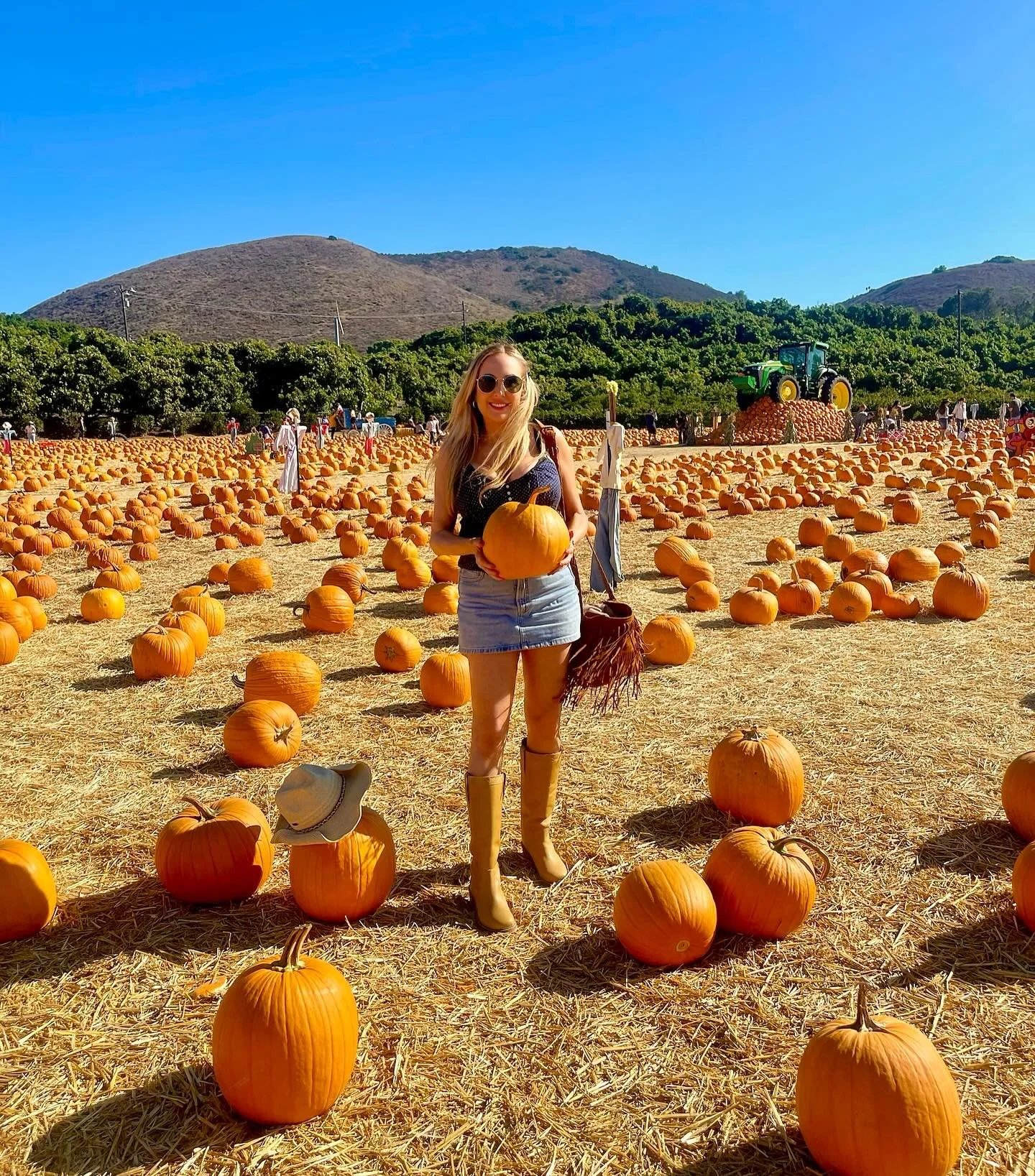 Pumpkin patch season&hellip;🍂🎃🍁

Fall fun activities&hellip;

1. Get a pumpkin spice latte
2. Pumpkin patch
3. Watch a Halloween movie
4. Apple picking
5. Walk in nature- leaves changing colors 
6. Bake something yummy
7. Make homemade soup
8. Dec