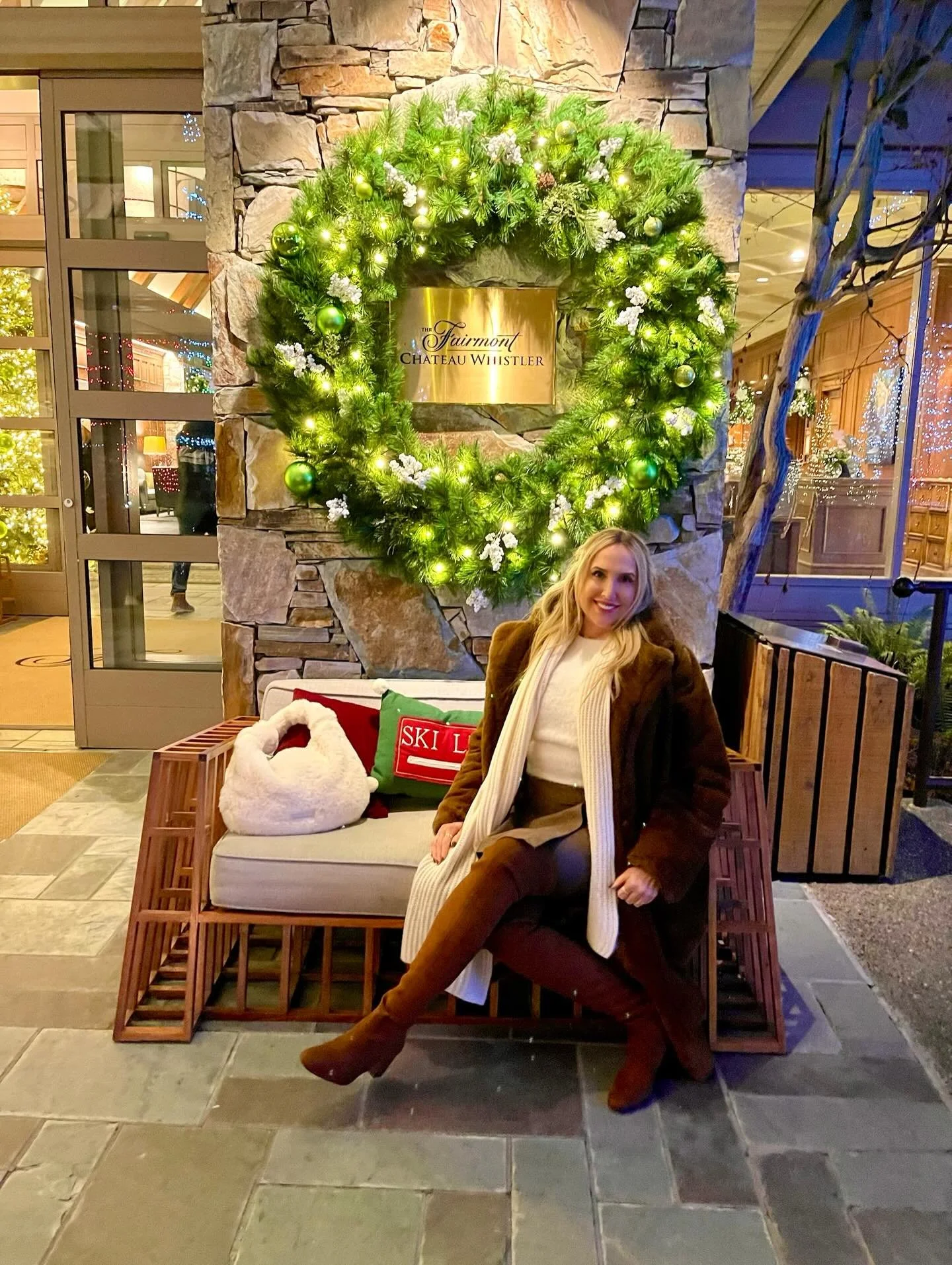 Life goes by fast! Travel, take lots of pictures, wear the cute outfit, eat yummy food, appreciate your friends and family, and be grateful for all you have!🤎🎄🌟

✨I am a Clinical Psychologist and Holistic Life Coach and have been working with Law 