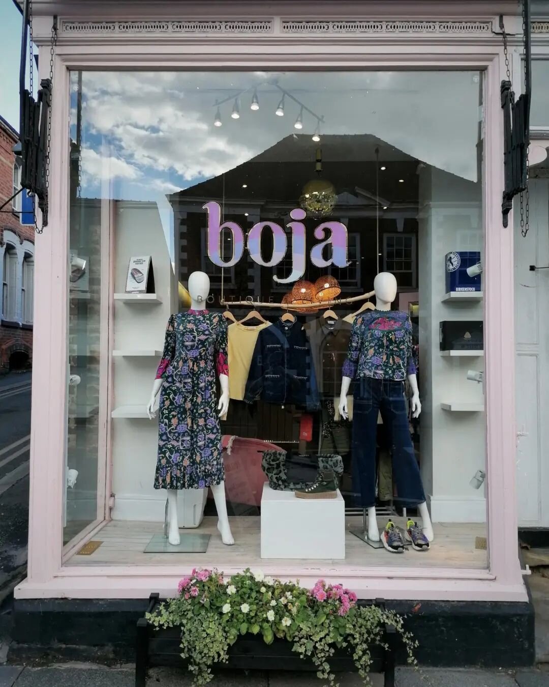Spent the day in Tarporley over the road from @bojaboutique which is still looking fresh 2 years on.

It's the first time I've seen the shop finished and the windows clear of cif. Looks great.