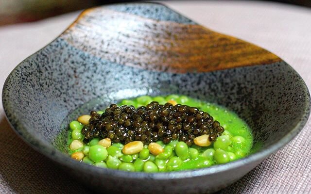 Guisantes L&agrave;grima. Juice of grilled pods. Tofu mousse. Toasted pine nuts. @astrea_caviar aged schrenckii caviar. Grathia el papi @aithor_zabala for the guisantes.