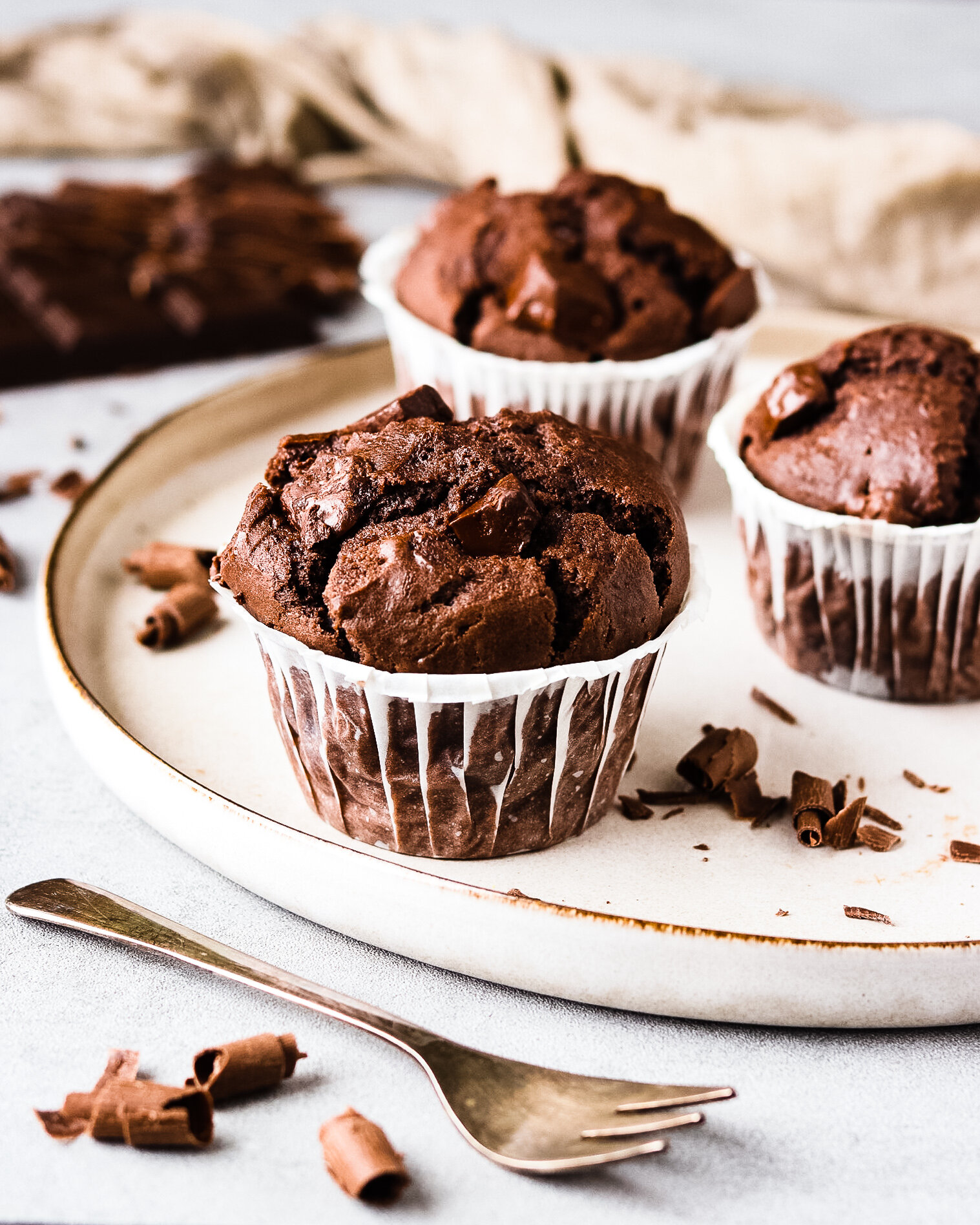 stora chokladmuffins med chokladbitar stora chokladmuffins med chokladbitar