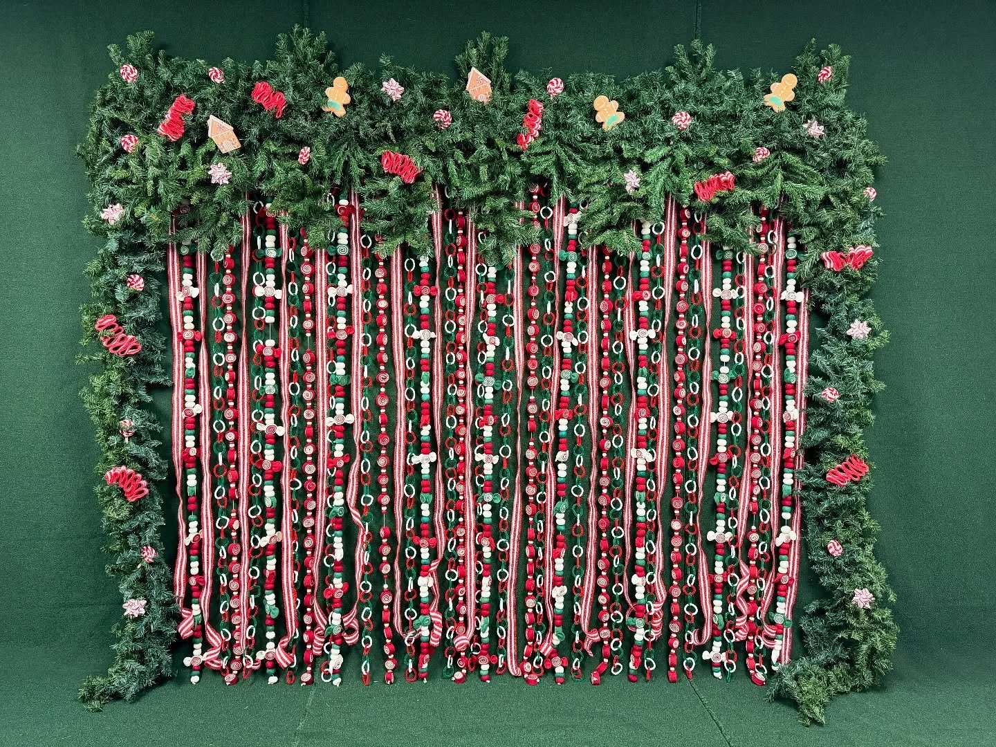 🍭 Welcome to our holiday candy land! 

🎄We still have some finishing touches and accent pieces to add to both sets. They might even get a tiny bit more beautiful.

📆 We have four spots left.

Saturday the 8th at 1:30, 2:45 and 7:45.
Sunday the 9th