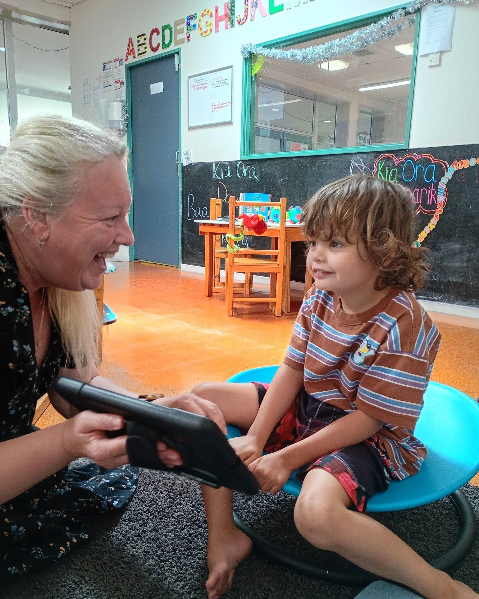 Communication is for everyone 💙 Assistive technology is one of the ways our tamariki can participate and engage in learning! Our visiting Speech Language Therapist, Elena from Auckland Speech Therapy always creates a fun atmosphere, while helping ou