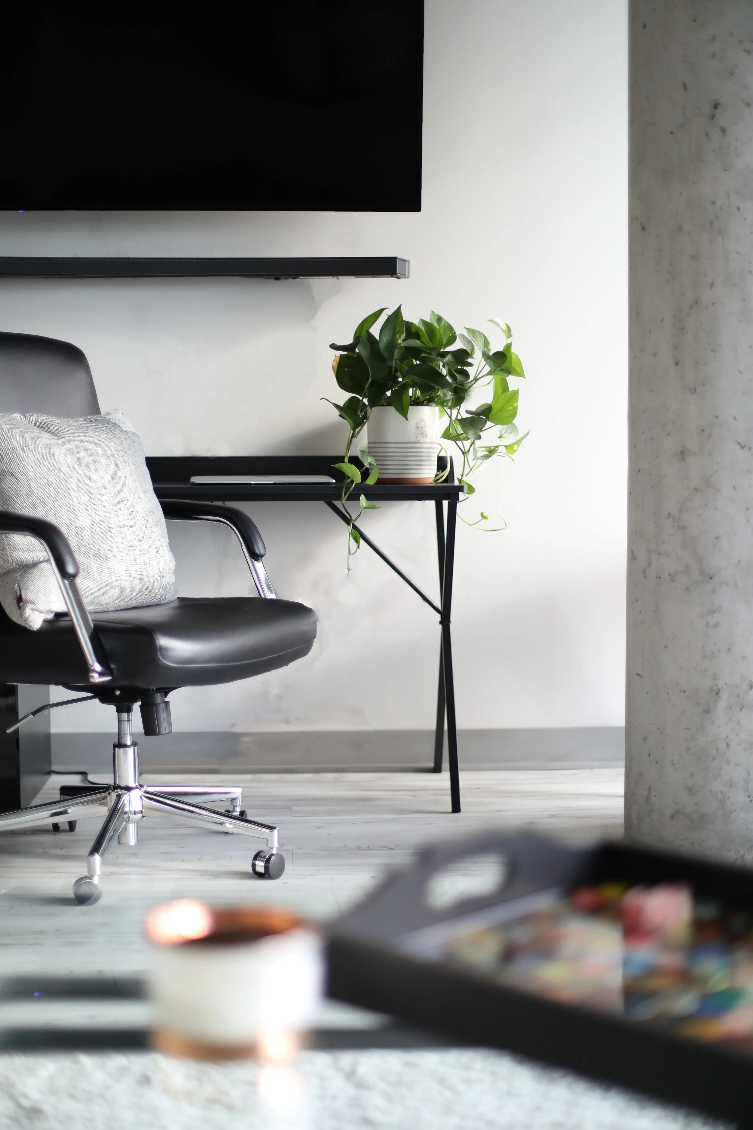Madeleine_Shutterstock_Apartment_Desk.jpg