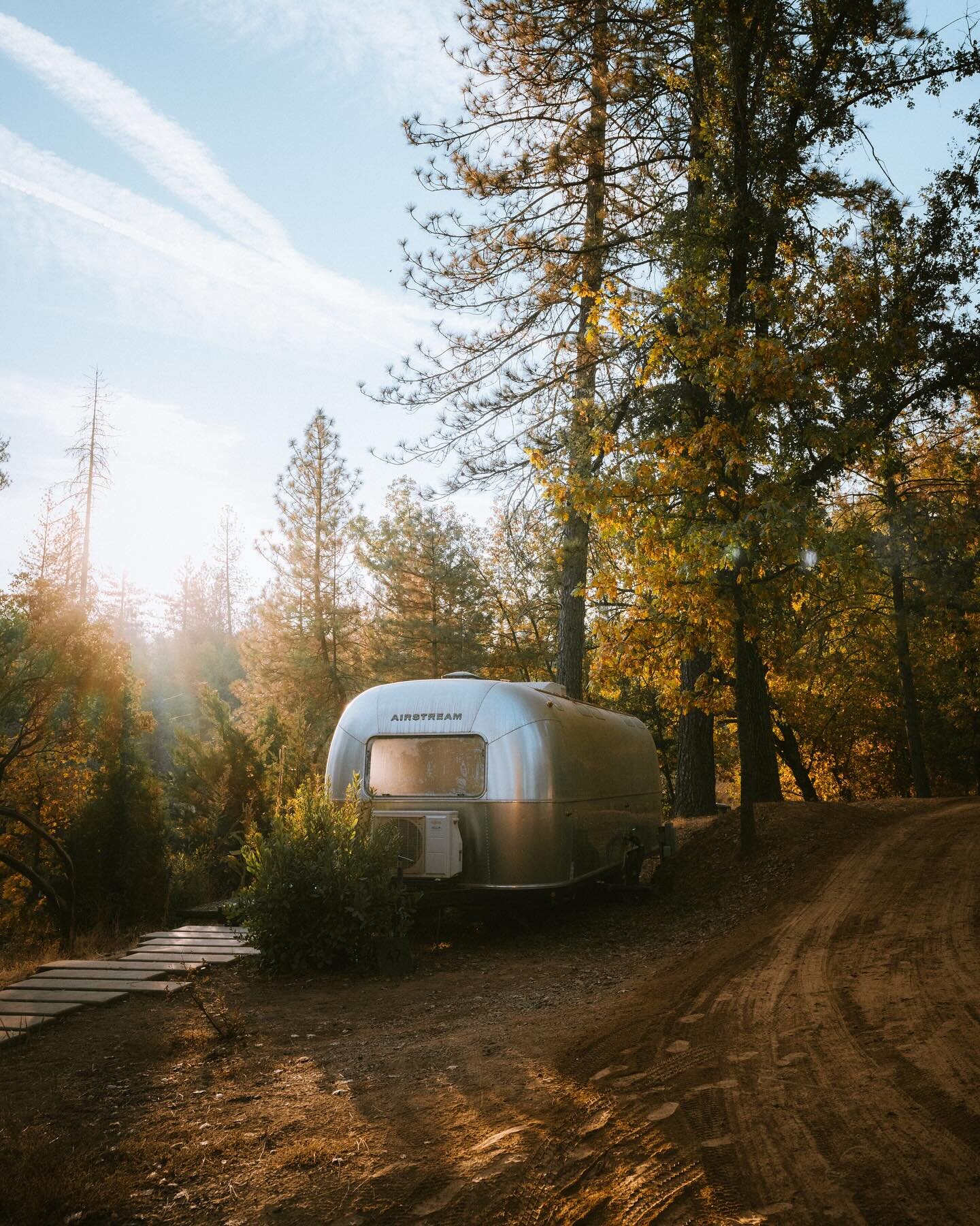 a place to call home while exploring yosemite 🌲

nestled in the trees and kept cozy in an outfitted airstream of my dreams. couldn&rsquo;t ask for more during camp @threads with the @instagram team.

would you spend a few nights in a place like this