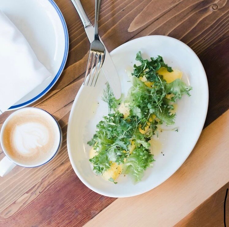 Fresh herbs and avocados are how we do #stpatricksday for #brunch! We got all your #green needs covered today. 🍀🥑 #veggies #stpattysday #sundaybrunch #sundayfunday #tenfoothenry