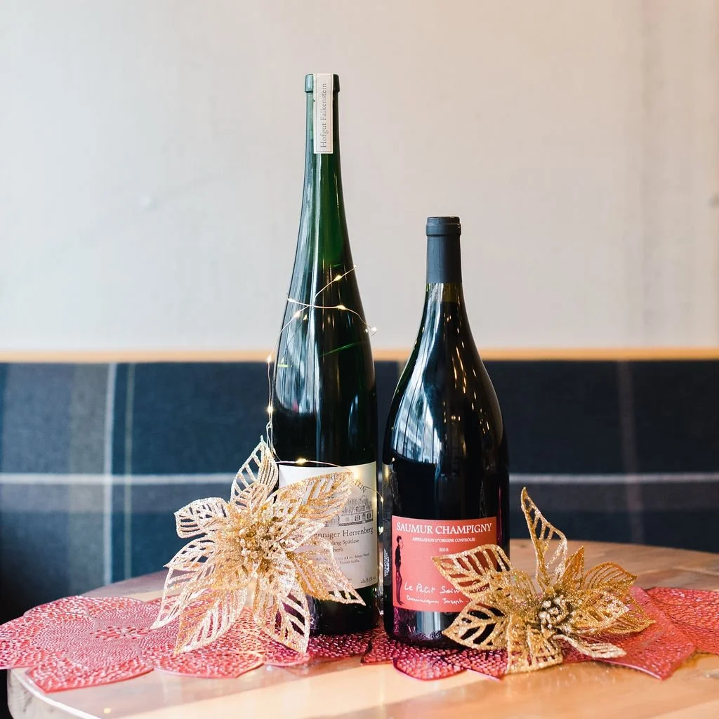 ✨ Henry's Ten Days of Giveaways - DAY THREE! ✨​​​​​​​​
It's the most wine-derful time of the year! Win TWO MAGNUMS from our friends @metrovinowine! That's a lot of cheer! Get one, give one! 🍷 🍷 ​​​​​​​​
​​​​​​​​
How to win? Easy! Tag your vino lovi